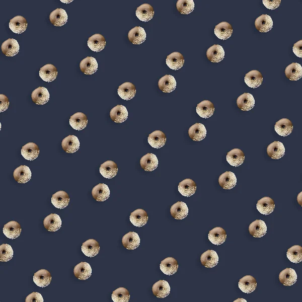 Padrão colorido de rosquinhas de chocolate isoladas em fundo cinza. Donuts. Vista superior. Depósito plano — Fotografia de Stock