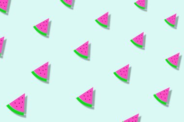 Açık yeşil arka planda gölgeli renkli karpuz dilimleri. Karpuz dilimleriyle kusursuz desen. Üst görünüm