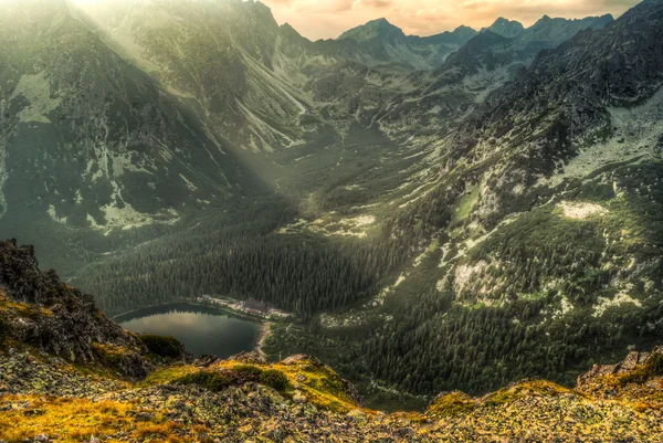 Paysage de montagne avec étang et chalet de montagne — Photo