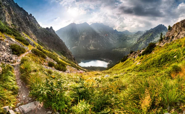 Paisagem de montanha com lagoa e chalé de montanha — Fotografia de Stock