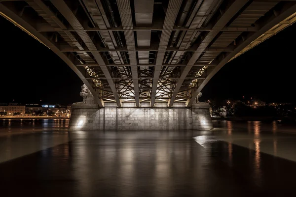 Under margit bron i budapest, Ungern — Stockfoto