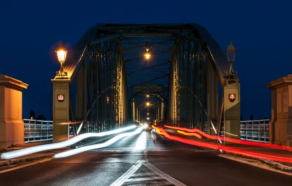 Night traffic on the bridge connecting two countries — Stock Photo, Image