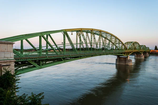 Híd a csatlakozó két országban, a szlovák, a Hungária előtt su — Stock Fotó