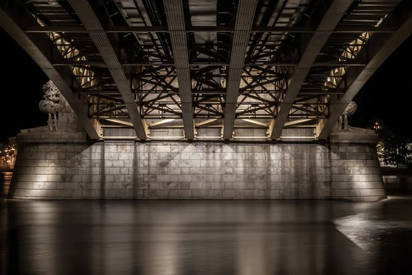 Κάτω από τη γέφυρα margit στη Βουδαπέστη, hungaria — Φωτογραφία Αρχείου