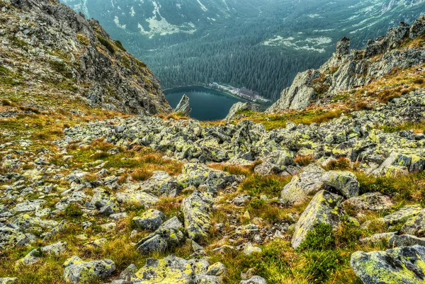 Горный пейзаж с прудом и горным шале — стоковое фото