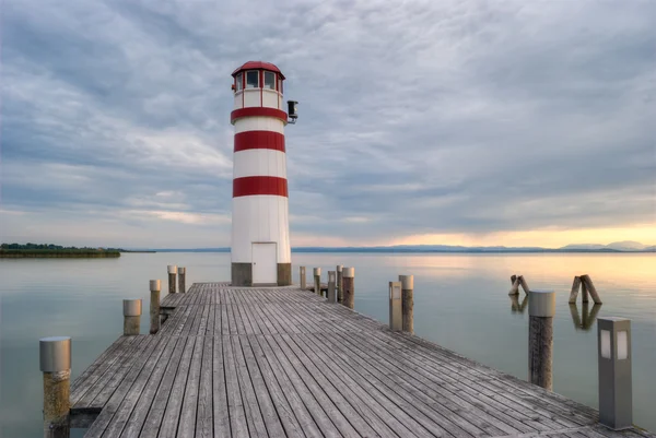 Phare au lac Neusiedl au coucher du soleil — Photo