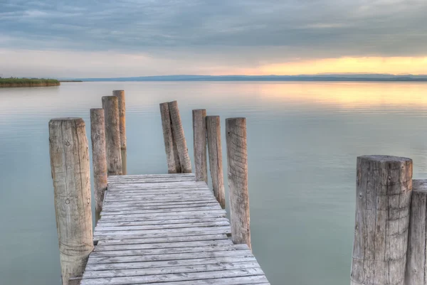 Muelle de madera en el lago al atardecer —  Fotos de Stock