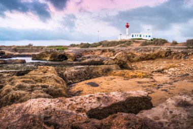 Kayalıklardaki Deniz Feneri