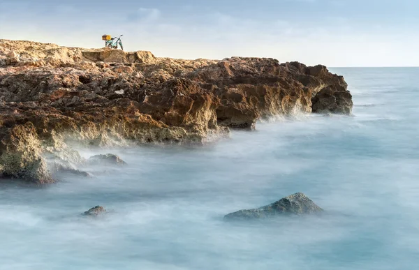 Rocher dans la mer — Photo