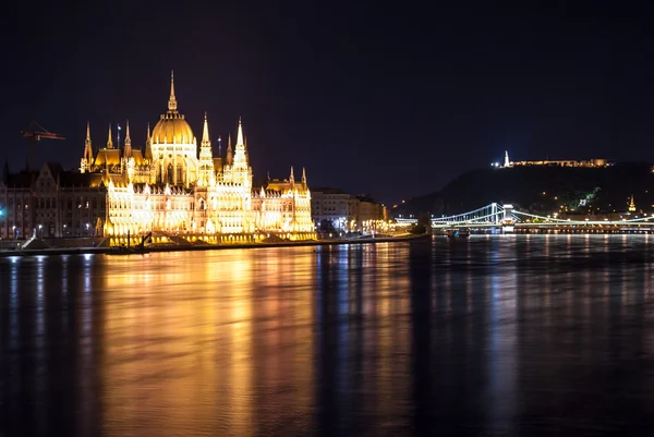 Magyar Parlament épületével, mint látott-ból margit hid éjjel — Stock Fotó