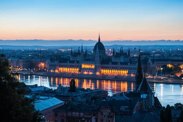 匈牙利国会大厦在日出时 — 图库照片