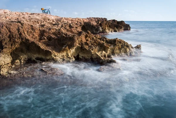 Rocher dans la mer — Photo