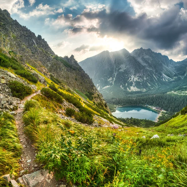 Berglandschaft mit Teich und Berghütte — Stockfoto