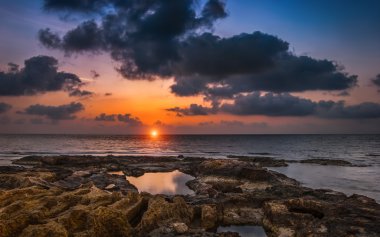 Denizin üzerinde gün batımı