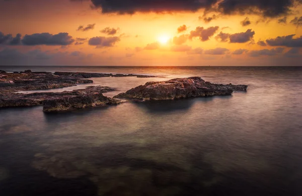 Denizin üzerinde gün batımı