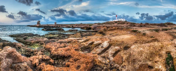 灯台付きの岩の海岸 — ストック写真