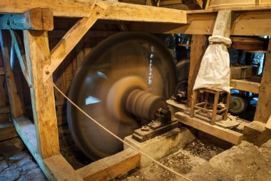 içinde ahşap değirmen