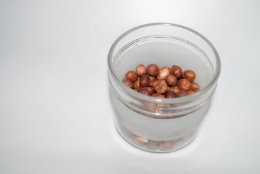 beyaz zemin üzerine kavanoz içinde fındık