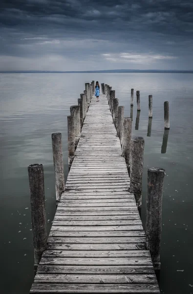 Menina assustadora andando no cais — Fotografia de Stock