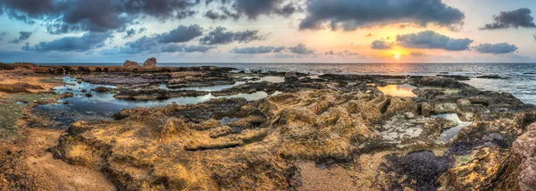 Закат над морем и скалистым побережьем Лицензионные Стоковые Фото