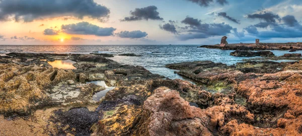 Tramonto sul mare e sulla costa rocciosa — Foto Stock