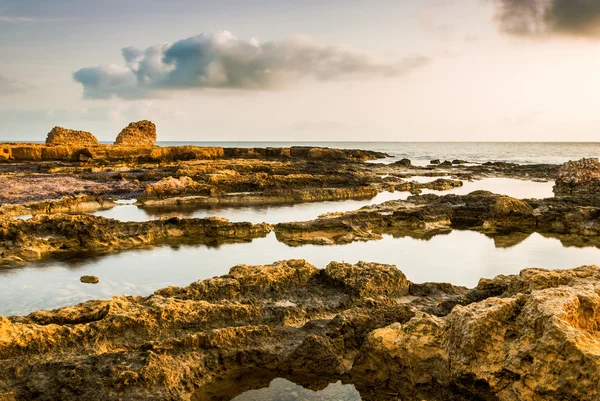 Skalnaté pobřeží s bazénem — Stock fotografie