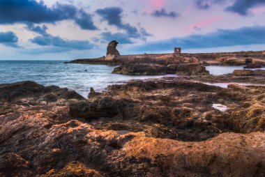 antik kalıntıları ile kayalık plaj