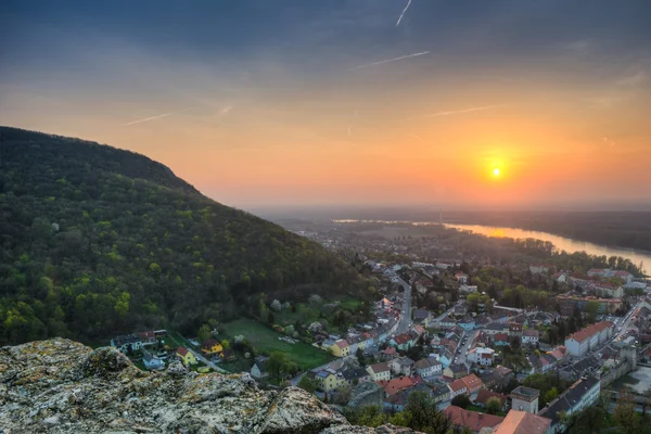 Solnedgång över byn — Stockfoto