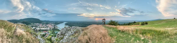 Panorama de la pequeña ciudad y el campo desde la colina —  Fotos de Stock