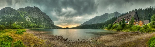 Paesaggio montano con chalet di montagna — Foto Stock