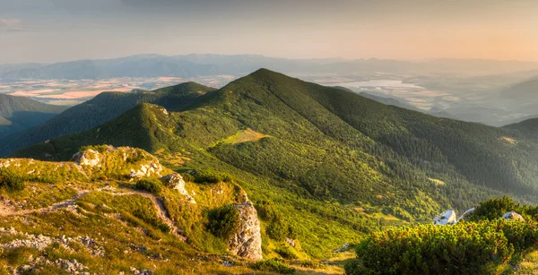 Landschap bij zonsondergang — Stockfoto