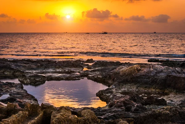 Coucher de soleil sur la mer et la côte rocheuse — Photo