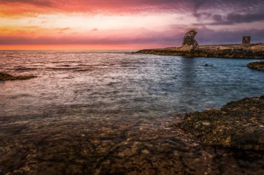 antik kalıntıları ile kayalık sahil