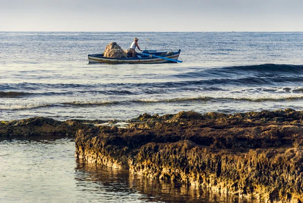 Pescador en un barco —  Fotos de Stock