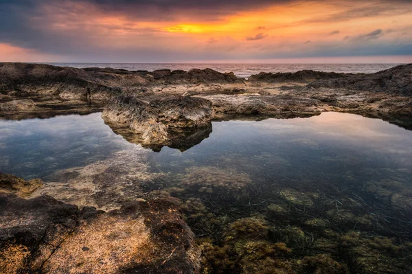 Spiaggia rocciosa al mattino — Foto Stock