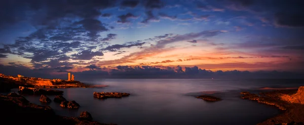 Felsstrand vor Sonnenaufgang — Stockfoto