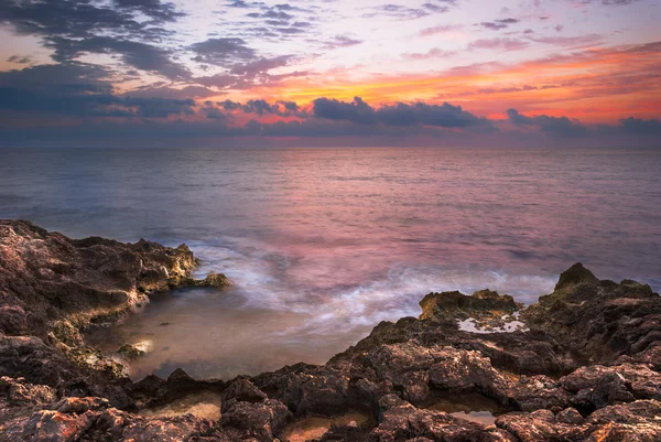 Felsstrand am Morgen — Stockfoto