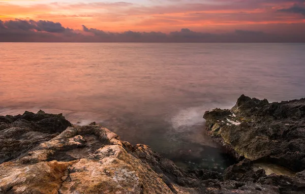 Rocky Beach at Sunset — Stock Photo, Image