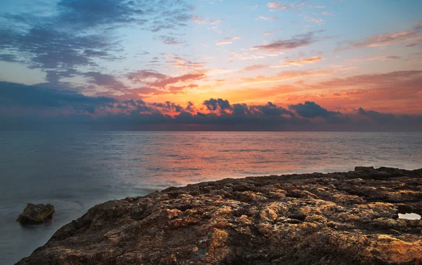 Spiaggia rocciosa al tramonto — Foto Stock