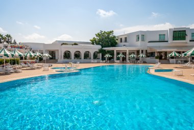 Otel yüzme havuzu