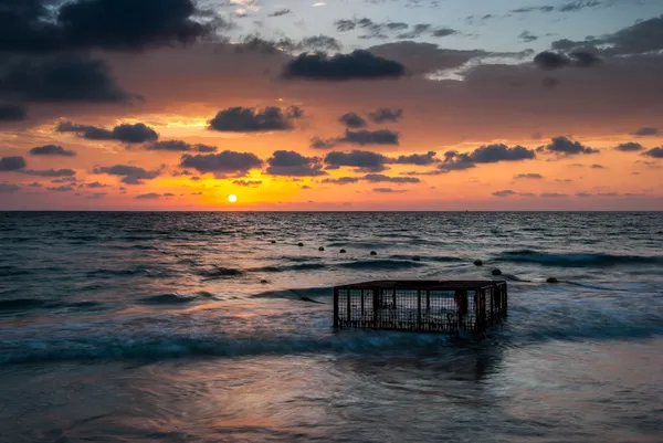 Tropical Beach with Empty Cage in the Sea at Sunset — Stock Photo, Image