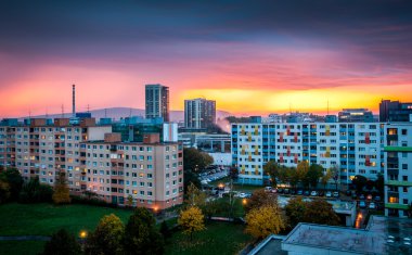 gün batımında banliyösü