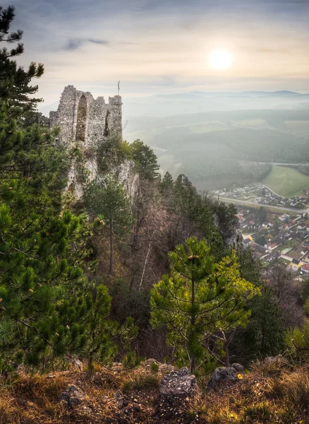 Burgruine mit Bergen und Dorf im Hintergrund — Stockfoto