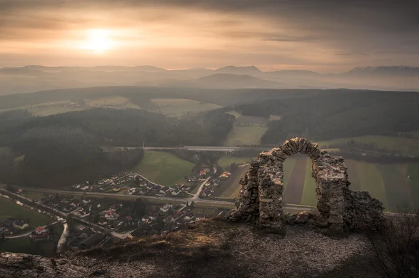 Antika ruiner med berg och byn i bakgrunden — Stockfoto
