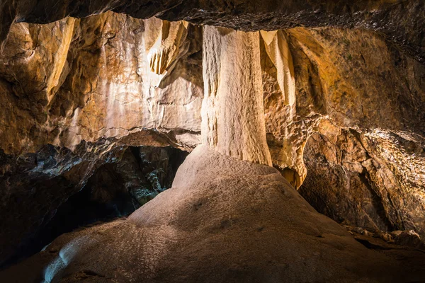 Dentro de uma caverna — Fotografia de Stock