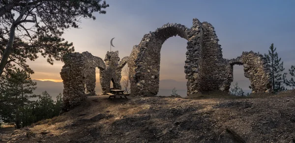 Rovine di un castello con montagne sullo sfondo — Foto Stock