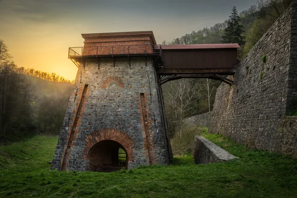 Vecchio forno a scoppio vicino Adamov — Foto Stock