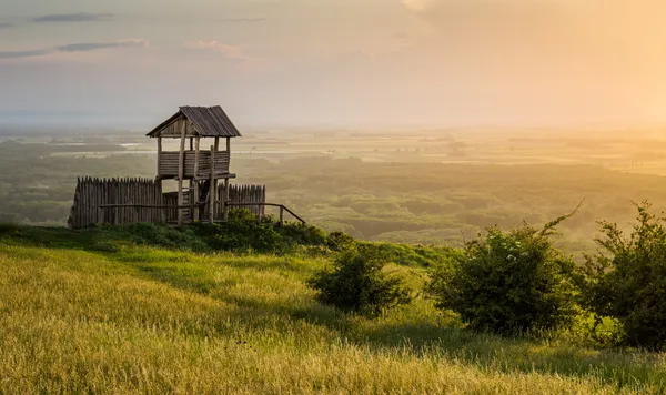 Torre do Outlook na colina — Fotografia de Stock