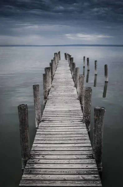 Fille Effrayante Aux Cheveux Longs Robe Bleue Marchant Sur Jetée Photo De Stock