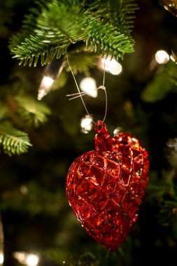 oyuncak kalp chrismas ağaç üzerinde